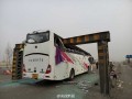 天津大巴车撞上限高杆 已致2死多伤